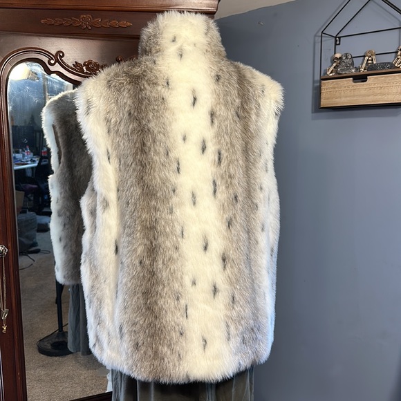 OLYMPIA LIMITED, INC FAUX FUR ACTIVE VEST L LARGE  REVERSABLE - Picture 3 of 9
